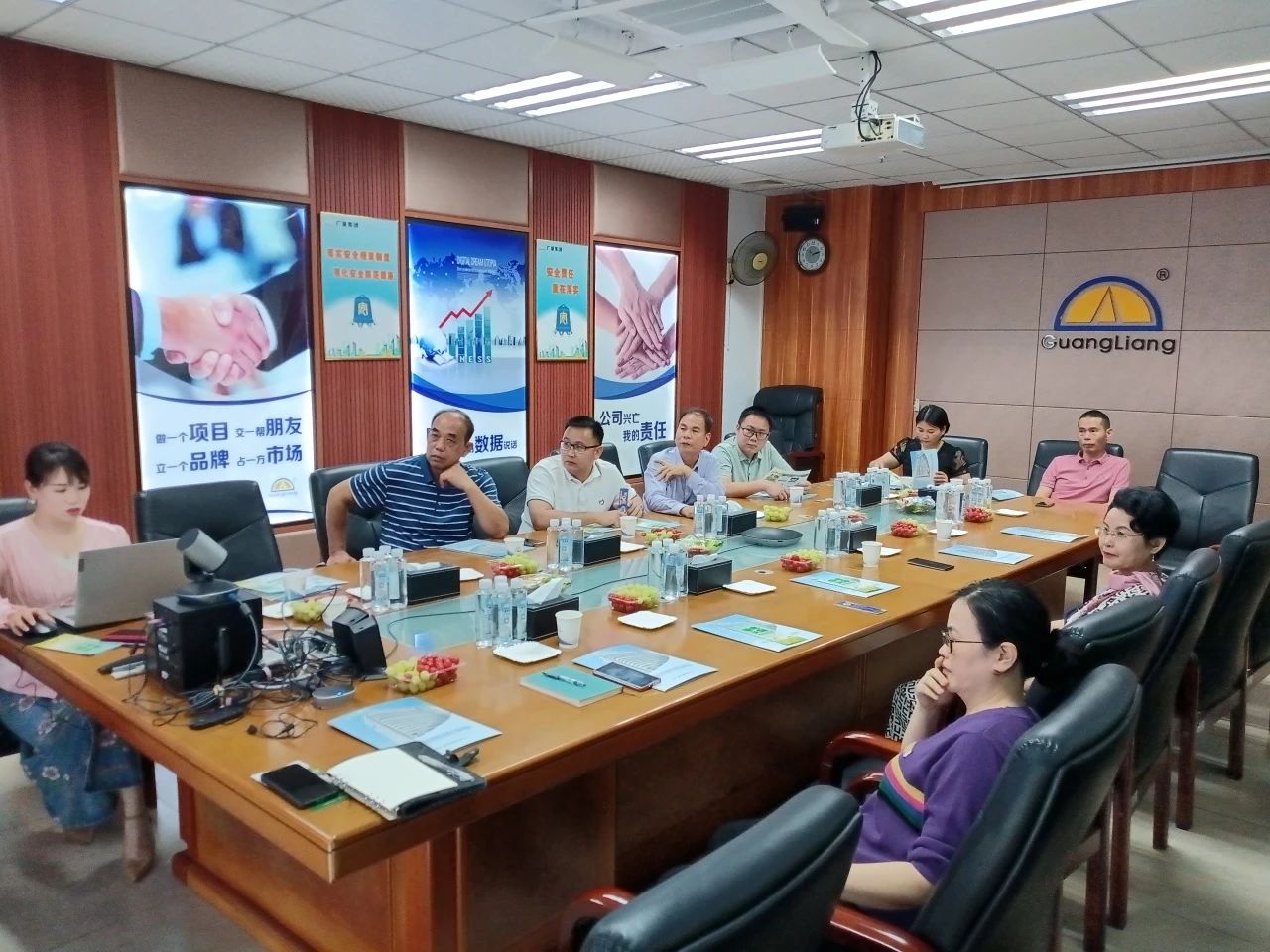 高州市根子镇当局党委及商会辅导一行莅临广量集团互换座谈同谋发展