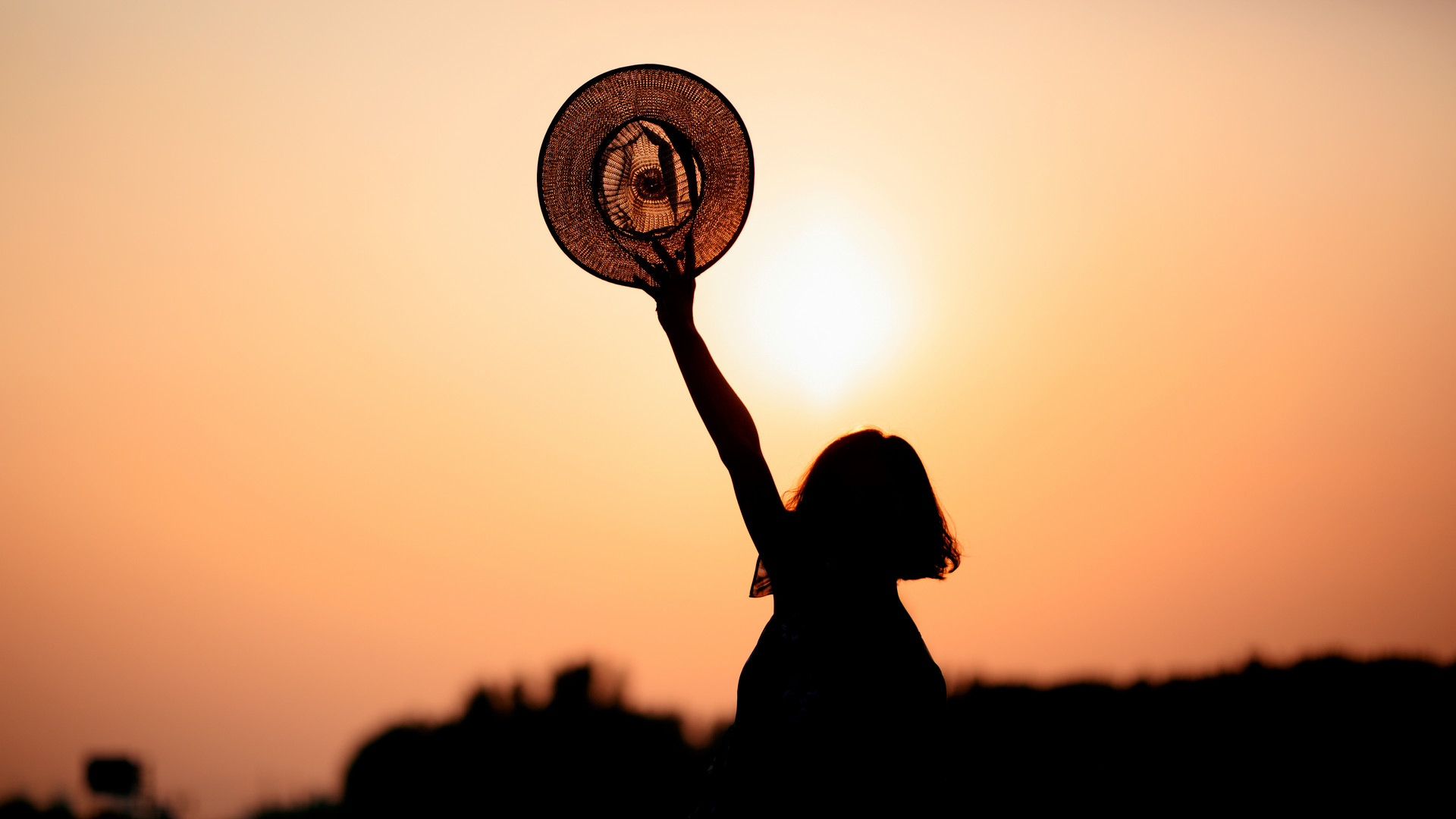 1641784743758789 摄图网_500661093_banner_落日下的女性背影(企业商用).jpg